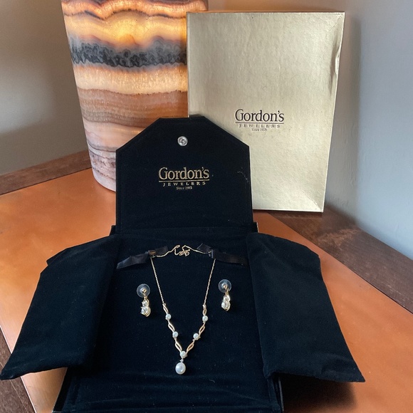 Gordon’s Jewelers 10k Gold and Cultured Pearl Necklace - Picture 1 of 6